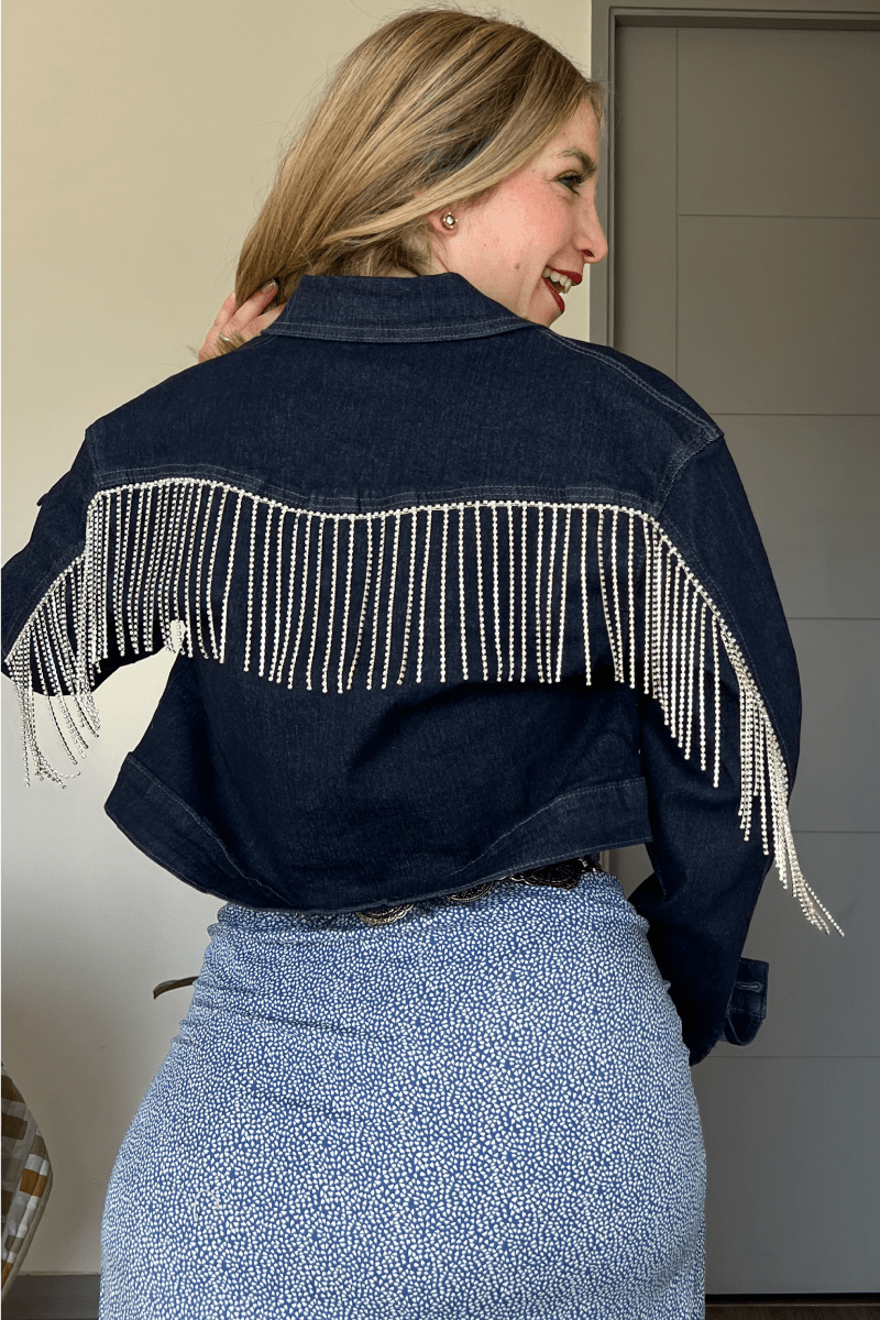Chaqueta denim estilo crop flecos brillantes en la espalda