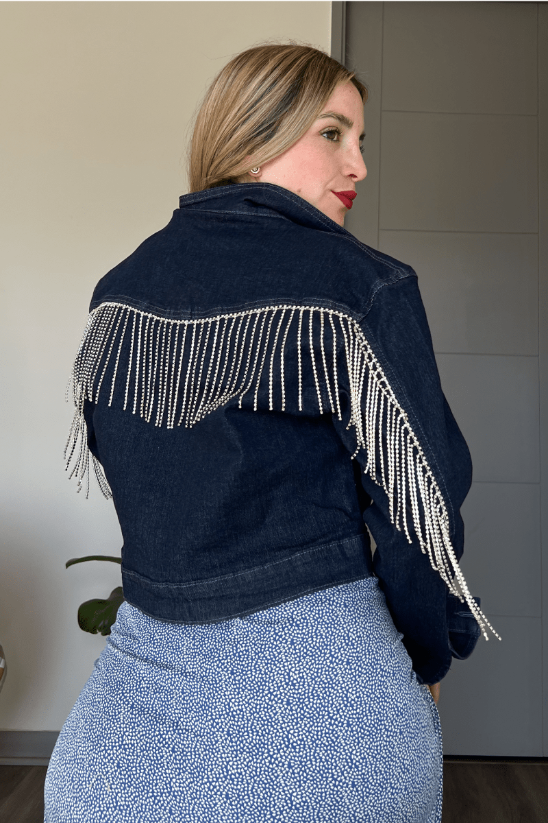 Chaqueta denim estilo crop flecos brillantes en la espalda