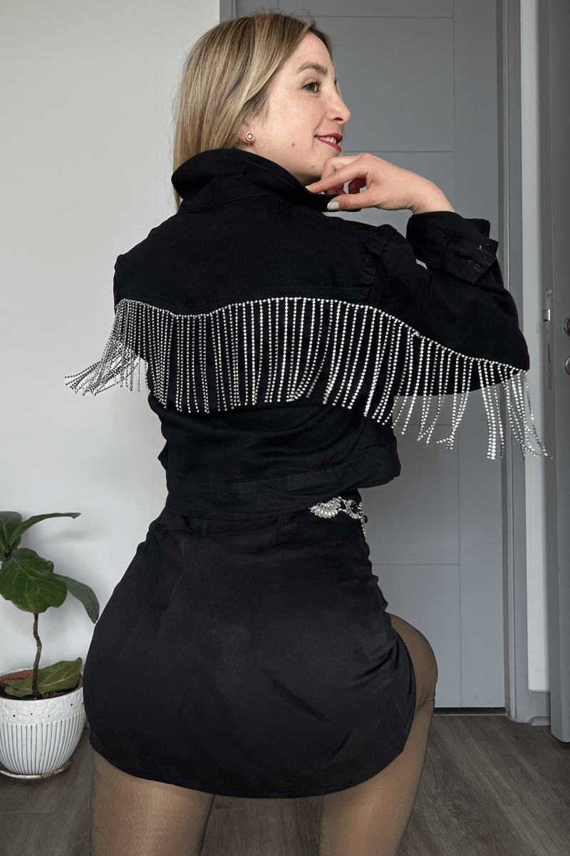 Chaqueta denim estilo crop flecos brillantes en la espalda