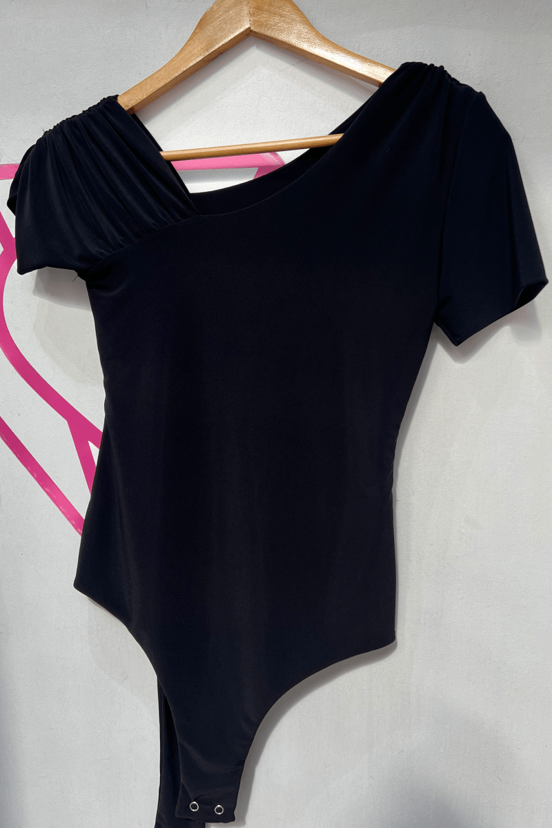 Body mangas cortas drapeadas