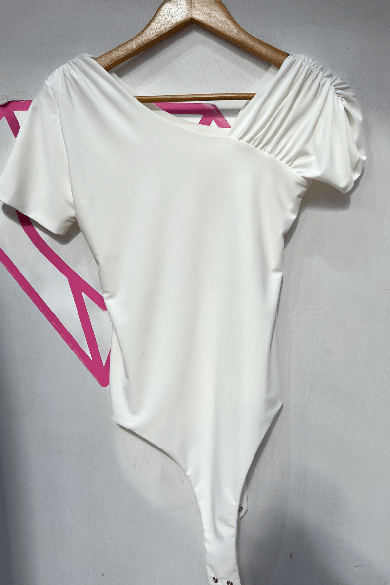 Body mangas cortas drapeadas