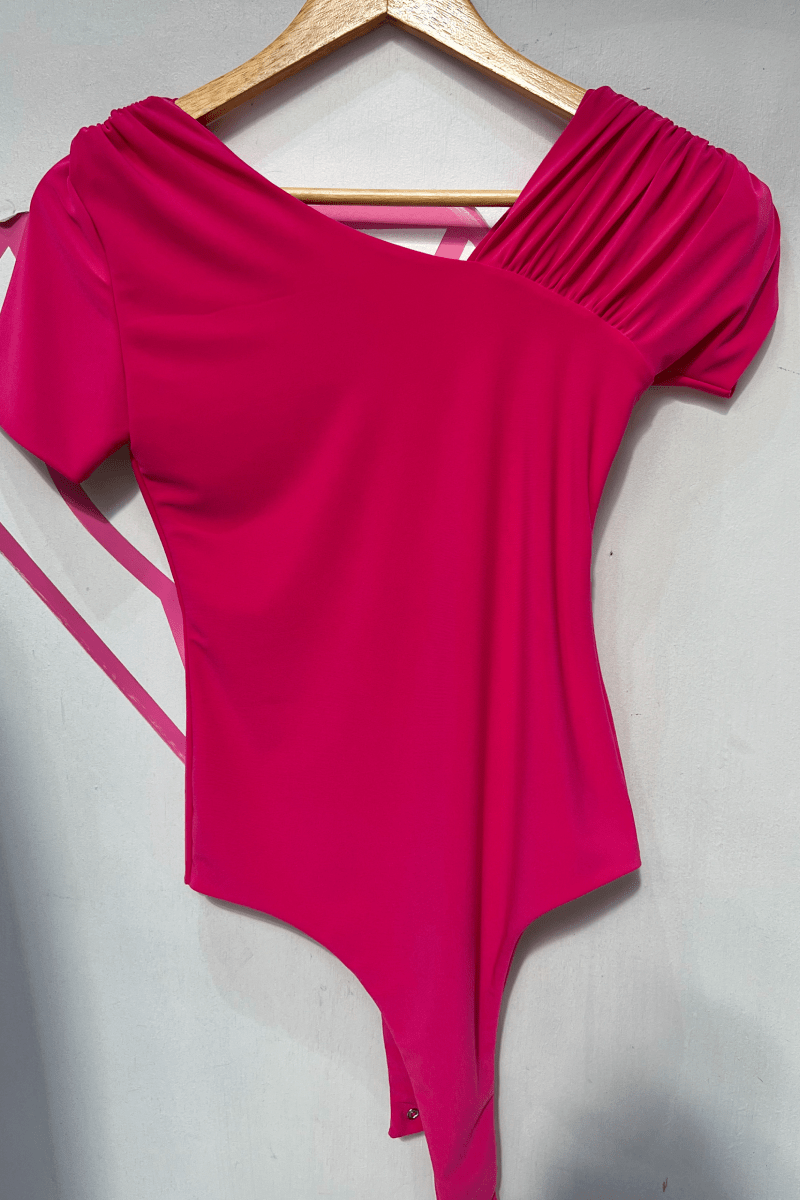 Body mangas cortas drapeadas