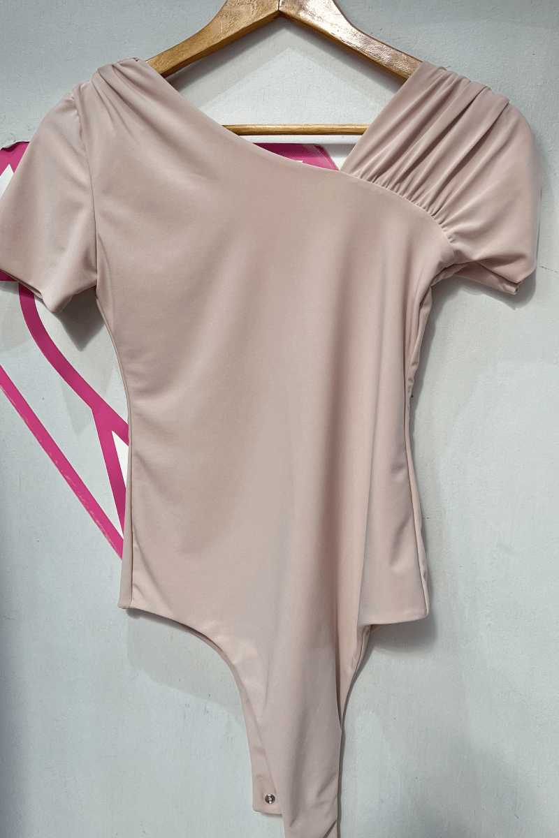 Body mangas cortas drapeadas