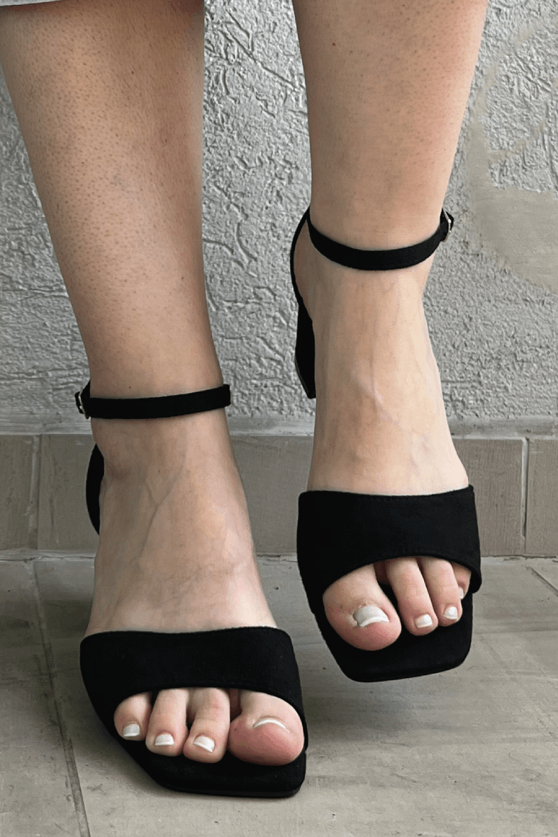 Sandalias gamuza negro tacón grueso