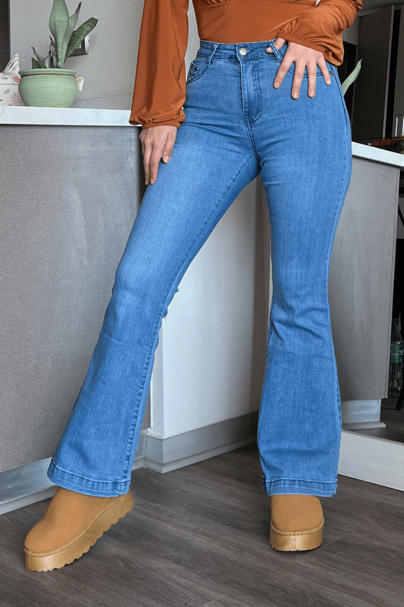 Jeans flare celeste tiro alto 2