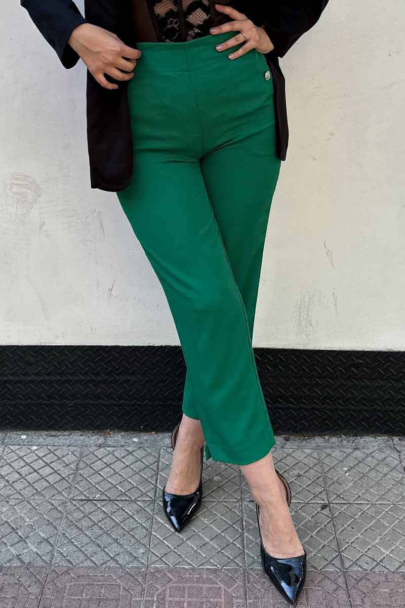 Pantalón capri con botones plateados